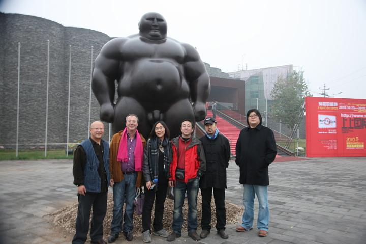 songzhuangmar27.jpg - A gauche, le sculpteur Shen Hongbiao devant une de ses sculptures.