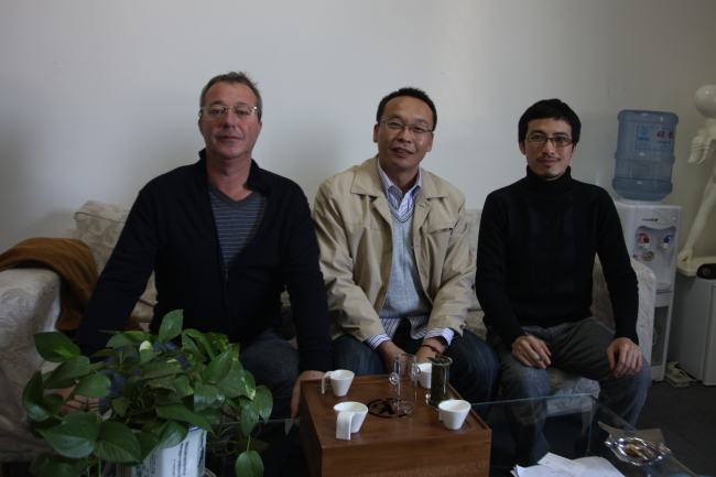 songzhuangmar63.jpg - Cao wei, directeur fondateur du syndicat des artistes de SongZhuang (5000 à aujourd'hui), Yue luping et martin Bez