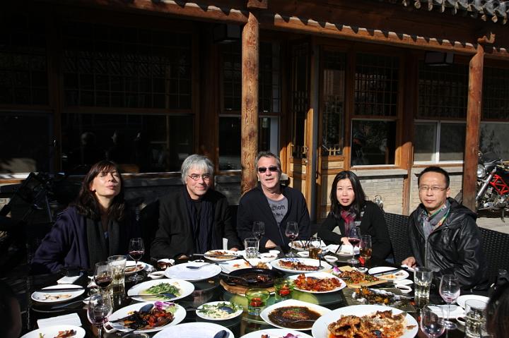 songzhuangmar70.jpg - Visite de Remy Aron, président de la maison des Artistes en France, à SongZhuang. Nous participons à son accueil et Weimei entre autres d'interpréte.