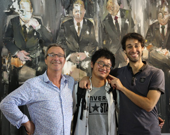 Li Baoxun entouré de Martin Bez et d'Aymeric Filliére à la galerie Dock Sud