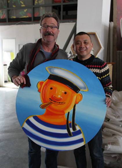 Shen Jingdong remet le tableau de son portrait en marin à Martin Bez