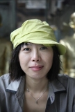 Weimei Zhuang, artiste chinoise francophile demeurant à Pékin vous fait découvrir la superbe zone d'art 798 de Pékin où elle expose dans la Galerie Heli jusqu'à fin novembre 2009. Elle vous améne aussi dans les ateliers d'artistes du village d'art Songzhuan. Photos de Martin Bez